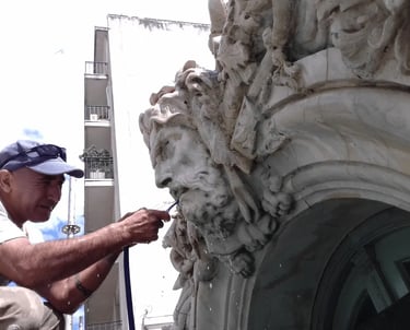 Proceso de restauración de la escultura de Heracles en la fachada de la Sede de Rectorado realizado por Almapiedra