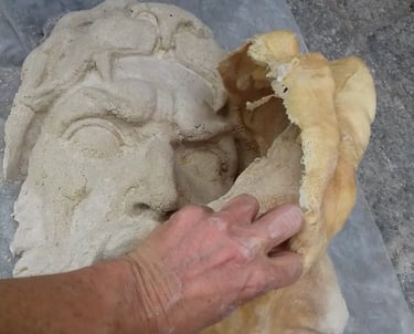 Proceso de restauración de la escultura de Heracles en la fachada de la Sede de Rectorado realizado por Almapiedra en taller