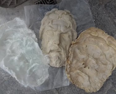 Proceso de restauración de la escultura de Heracles en la fachada de la Sede de Rectorado realizado por Almapiedra en taller