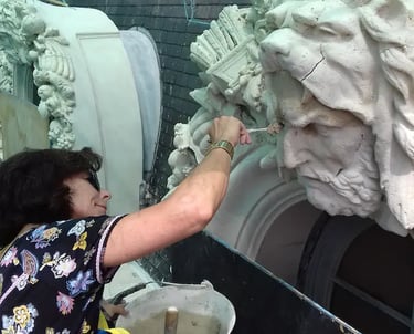Proceso de restauración de la escultura de Heracles en la fachada de la Sede de Rectorado realizado por Almapiedra