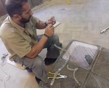 Restauración de la lámpara del Salón Blanco de la Gobernación de Santa Fe en Rosario realizada en taller por Almapiedra.