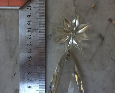 Restauración de la lámpara del Salón Blanco de la Gobernación de Santa Fe en Rosario realizada en taller por Almapiedra.