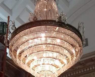 Lámpara principal del Salón Blanco de la Gobernación de Santa Fe en Rosario restaurada por Almapiedra.