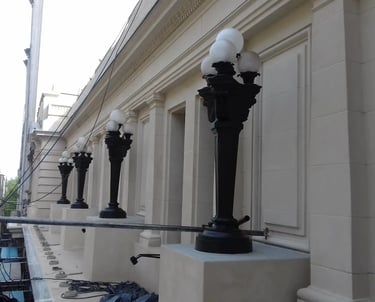 Fachada restaurada del edificio de valor patrimonial de la Bolsa de Comercio de Rosario por Almapiedra..