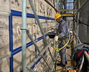 Proceso de restauración de las letras del mural del Monumento a la Bandera realizado por Almapiedra.