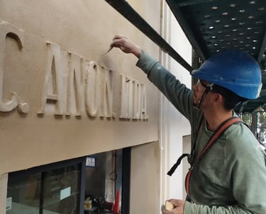 Restauración de las letras de la fachada de dEco Sustentable, ex Imprenta Ferrazini, por Almapiedra.