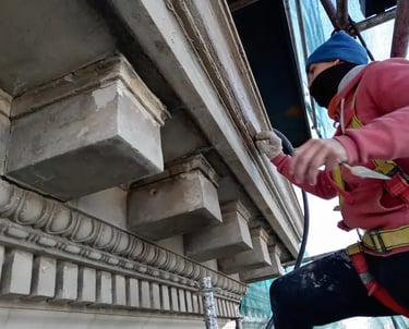Proceso de restauración de la fachada de la Facultad de Ingeniería de Rosario realizado por Almapiedra. 