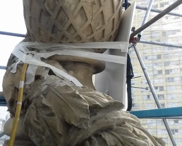 Proceso de restauración de ornamentos en la fachada del Jockey Club de Rosario realizado por Almapiedra.