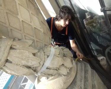 Proceso de restauración de ornamentos en la fachada del Jockey Club de Rosario realizado por Almapiedra.