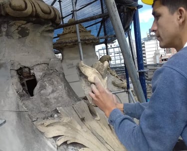 Proceso de restauración de ornamentos en la fachada del Jockey Club de Rosario realizado por Almapiedra.