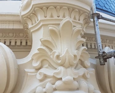 Ornamento restaurado en la fachada del edificio de la Bolsa de Comercio de Rosario por Almapiedra.