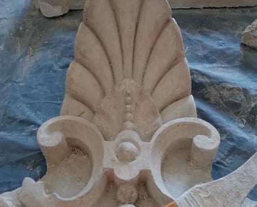 Proceso de restauración de las columnas de la Facultad de Derecho realizado en taller por Almapiedra.