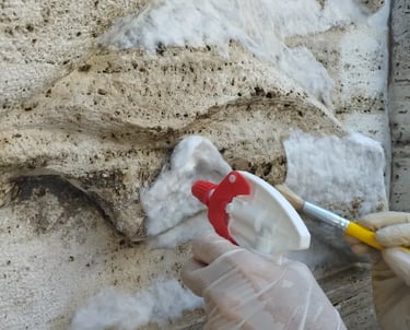 Proceso de restauración del mural del Monumento a la Bandera realizado por Almapiedra.