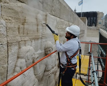 Proceso de restauración del mural del Monumento a la Bandera realizado por Almapiedra.