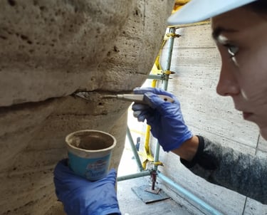 Proceso de restauración de la escultura del Coloso del Monumento a la Bandera realizado por Almapiedra.