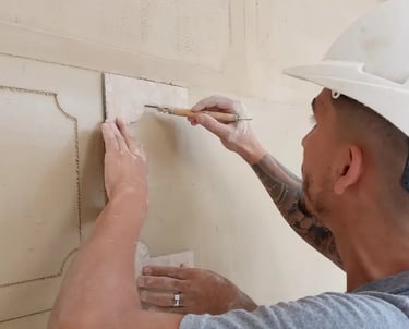 Restauración de relieve en la pared de la Facultad de Derecho de Rosario realizada por Almapiedra. 