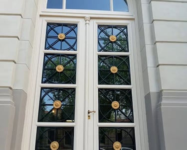 Puerta de la Facultad de Ingeniería de Rosario restaurada por Almapiedra. 