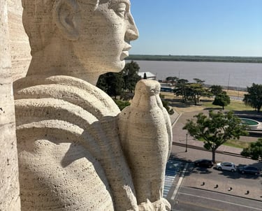 Escultura del Monumento a la Bandera restaurada por Almapiedra con productos Tecnan
