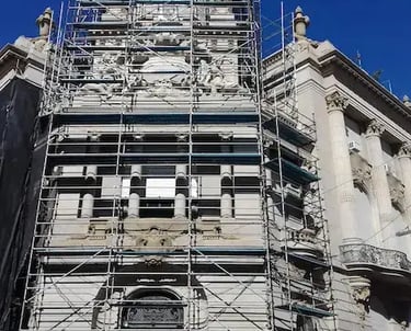 Proceso de restauración de la fachada del Jockey Club de Rosario realizado por Almapiedra.