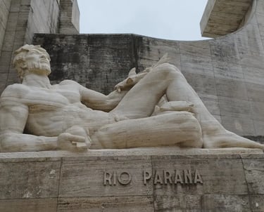 Escultura del Río Paraná en el Monumento a la Bandera restaurada por Almapiedra y protegida por Tecnan..