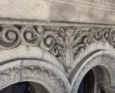 Textura restaurada en la fachada de la Casa Fracasi, Rosario, por Almapiedra.