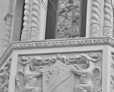 Detalle de la ornamentación de la fachada del Consulado de Italia en Rosario restaurada por Almapiedra.