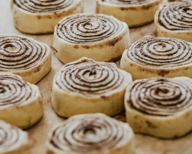 Muchos roles de canela crudos