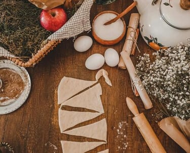 Masa cortada en triángulos con huevos, harina y rodillo