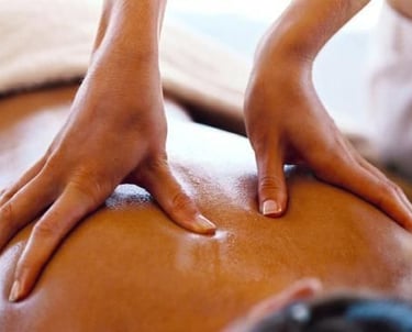 Massaggio ayurvedico Abhyanga, trattamento di benessere olistico presso Volo Libero Guesthouse