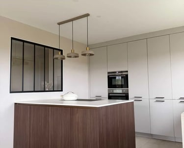 cuisine sur mesure en noyer à Tourville sur Odon par Baïa Home