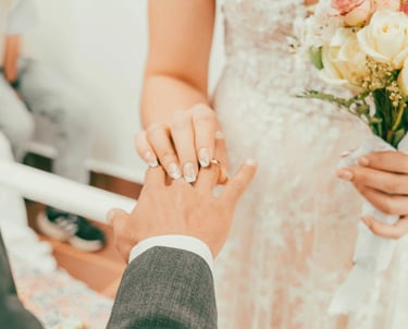 Novia preparándose antes de su boda en Bogotá — fotógrafo de bodas TheLens.