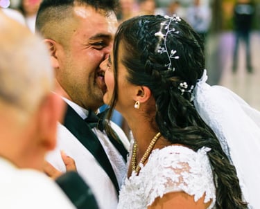 Ceremonia religiosa de boda en iglesia de Bogotá — fotografía TheLens.