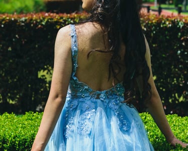 Quinceañera acompañada de amigos durante sesión en Bogotá — TheLens.