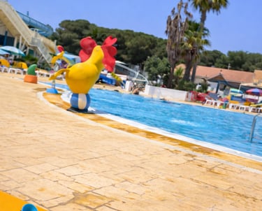 Espace aquatique du camping Siblu Le Lac des Rêves à Lattes avec piscine familiale et jeux pour enfants