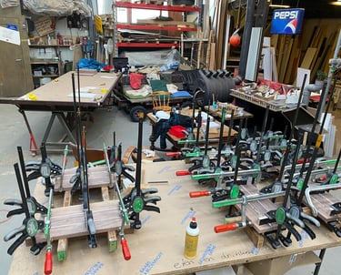 Daarna zet ik alle borrelplanken tussen houtklemmen en laat het goed uitharden - Vintage borrelplank