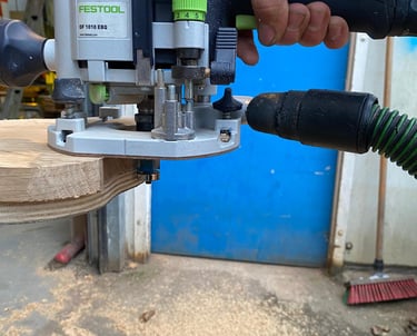 Met de vrees maak ik de notenhouten plan precies op maat. Hiervoor gebruik ik een mal van multiplex 