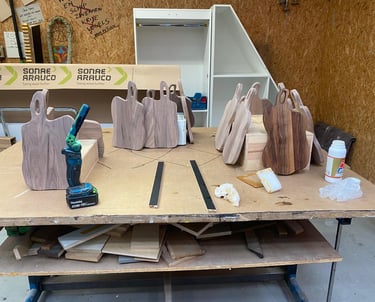 De ruwe borrelplank schuur ik helemaal glad waarna ik ze met gekookte lijnzaadolie aflak