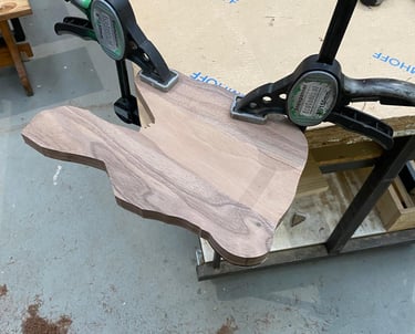 Daarna zaag ik de vorm grof uit met de decoupeerzaag