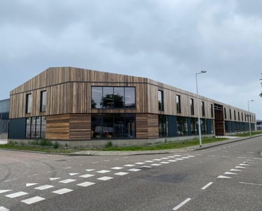 Het hout van mijn handgemaakte Decoratieve borrelplank koop ik bij fijnhout in Amsterdam