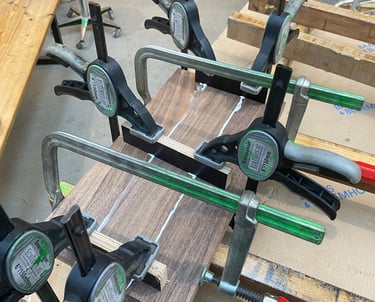 Ik zaag de planken en lijm ze dan op een speciale manier aan elkaar zodat ze niet kromtrekken