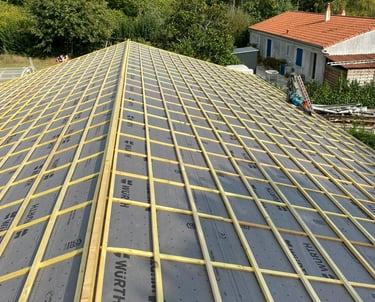 Installation de toiture avec un sous-toiture respirant gris Wurth et des liteaux en bois pour la pos