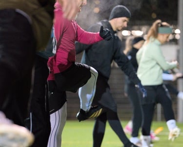 Trainingseinheit der Limmat Lightning: Mitglieder beim Warm-up auf dem Flag Football Feld in Zürich.
