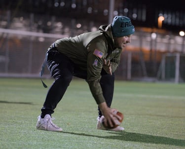 Limmat Lightning Flag Football Training in Zürich: Spieler in Center Position kurz vor dem Snap