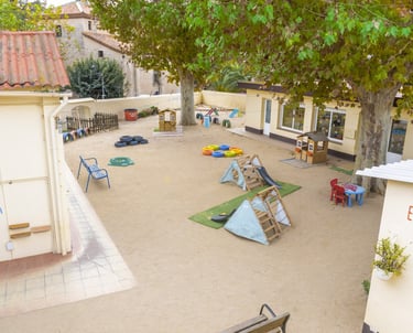 Pati de l’Escola El Campanar, escola bressol, amb natura i zones de joc