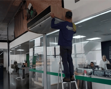 Técnico da Central Ar Condicionado realizando manutenção de ar condicionado. Especialista em Instalação Segura e Reparos