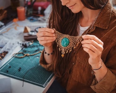 Mujer mostrando collar hecho en macramé