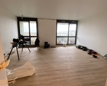 Travaux de revêtement de sol en stratifié dans un appartement