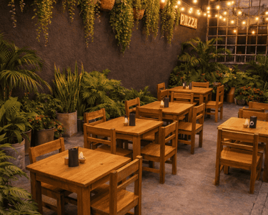 Acogedor patio de restaurante al aire libre con mesas de madera, exuberantes plantas verdes y cálida
