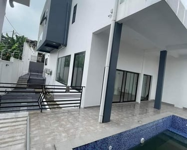 élégante et prestigieuse villa blanche à Yaoundé