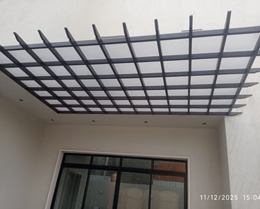 برجولة حديد مودرن بسقف شبكي في الرياض بتصميم أنيق وعصري.